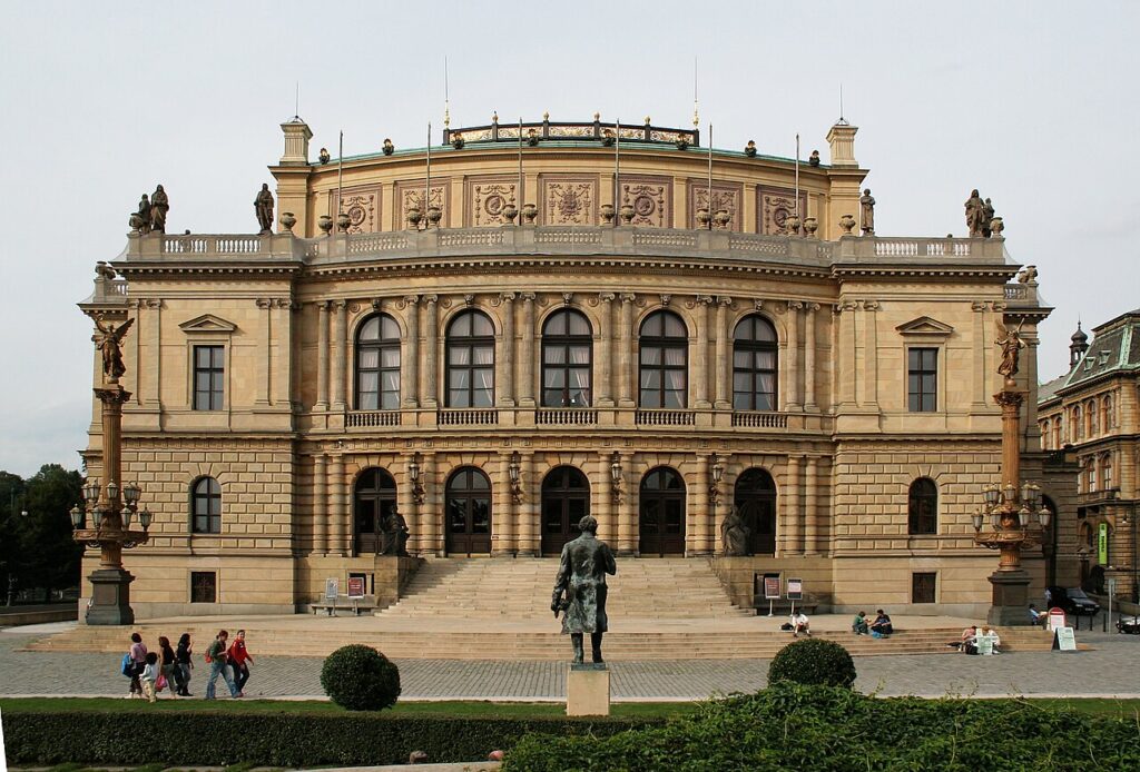 Rudolfinum. Foto che. Dostupné z: https://cs.wikipedia.org/wiki/Rudolfinum#/media/Soubor:Praha_Rudolfinum_front.jpg