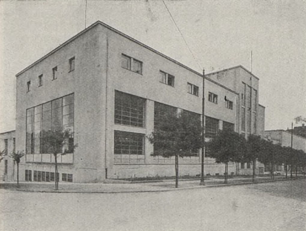 Stadion v Brně. Foto neznámého autora, cit. dle PATZAKOVÁ-JANDOVÁ, Anna. Prvních deset let československého rozhlasu. Praha: Radiojournal, 1935, s. 329. Dostupné z: https://www.digitalniknihovna.cz/mzk/view/uuid:fd5c5fc0-b983-11e2-8b87-005056827e51?page=uuid:41c66c60-ce73-11e2-a958-005056825209