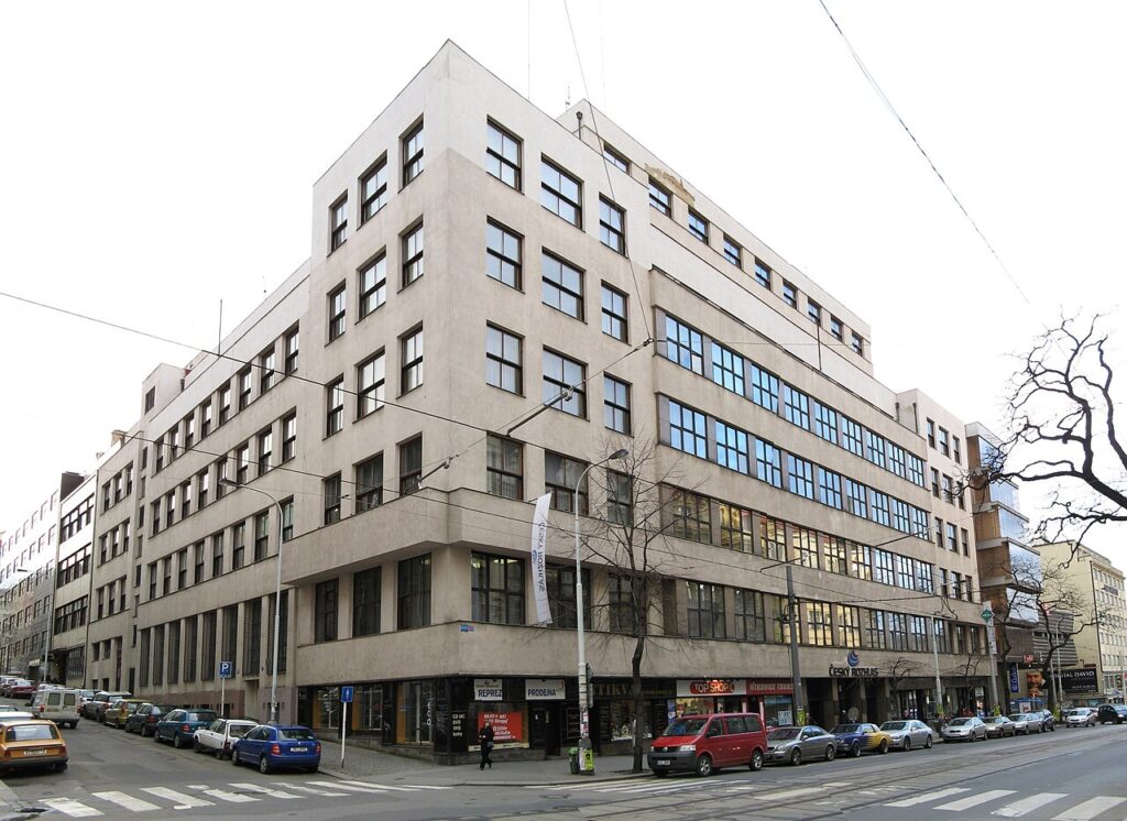 Budova Českého rozhlasu. Foto Ludek. Dostupné z: https://cs.wikipedia.org/wiki/%C4%8Cesk%C3%BD_rozhlas#/media/Soubor:Cesky_rozhlas_Vinohradska.jpg
