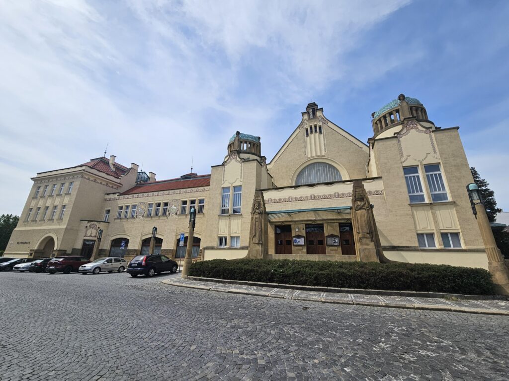 Městské divadlo v Prostějově. Foto Lukáš. Dostupné z: https://d48-a.sdn.cz/d_48/c_img_qB_A/kcHp2YdDtEDuRmKHdGleatN/8731.jpeg