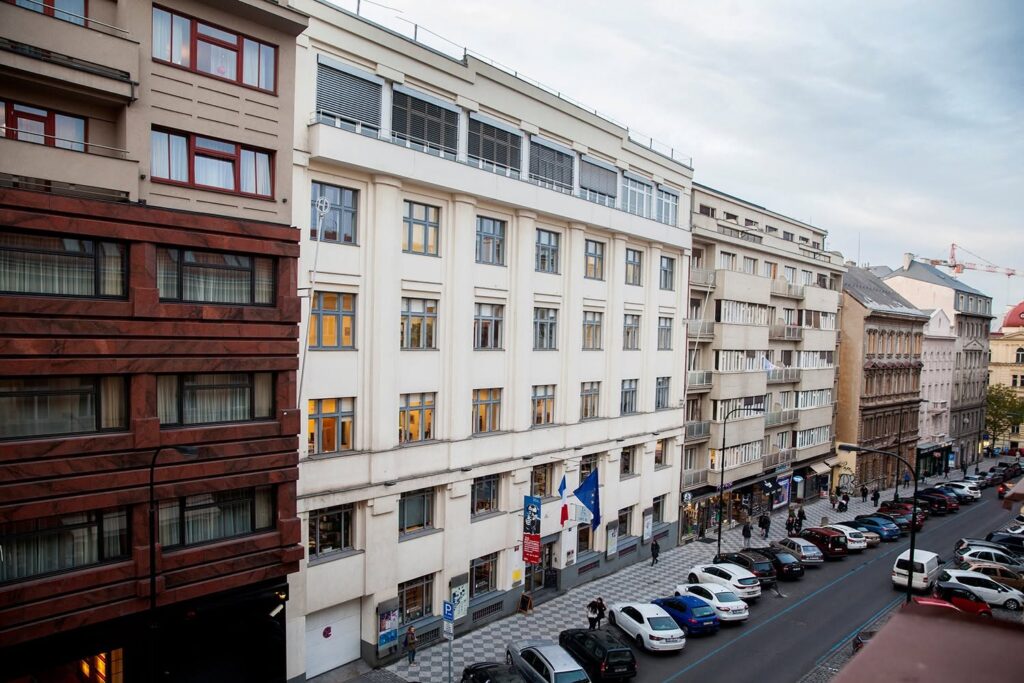 Francouzský institut. Foto neznámého autora, cit. dle facebookové stránky Institut français de Prague. Dostupné z: https://scontent-prg1-1.xx.fbcdn.net/v/t1.6435-9/161788184_3856036154419278_8014453751927307040_n.jpg?stp=dst-jpg_tt6&cstp=mx1500x1000&ctp=s1500x1000&_nc_cat=109&ccb=1-7&_nc_sid=127cfc&_nc_ohc=65EYCZg2fKEQ7kNvwFJLqq0&_nc_oc=AdpqrSIaCg-1_K-JONZYIRIQ-D5RHksMDXtOVqQSLkPHD4p8obXwOU52lDlojJr-MkA&_nc_zt=23&_nc_ht=scontent-prg1-1.xx&_nc_gid=cmLgxS3hFsZmO7_mtrF11A&_nc_ss=7b2a8&oh=00_AQMm9vHVwO6kxwH7I7HHEWvmixVzyHfOCe3e7Qora71ilw&oe=6AE5CE8F